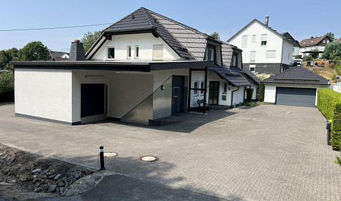 Spacious detached house with 301 square meters, a guest apartment, a workshop, a home theater, and a 1,047 square meter plot of land.