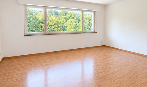 No fees - Bright 1.5-room apartment with parking space and excellent public transportation connections.