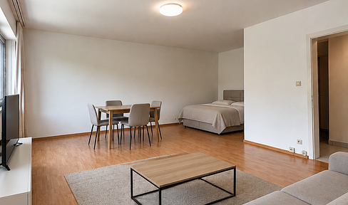 No fees - Bright 1.5-room apartment with parking space and excellent public transportation connections.