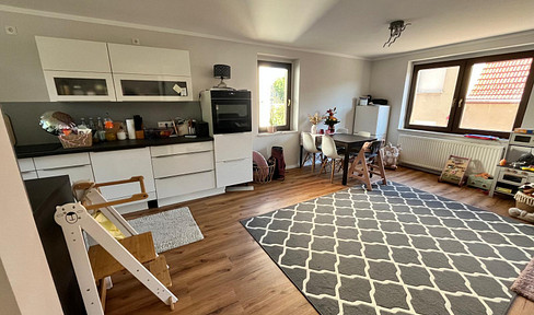Einfamilienhaus mit großzügigem Wohnbereich, Terrasse und zwei Stellplätzen
