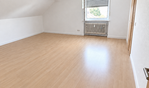 Helle 3,5-Zimmer-Dachgeschosswohnung mit Einbauküche und Stellplatz in Reiskirchen-Lindenstruth