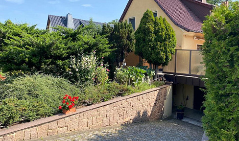 Well-maintained 4-room semi-detached house | 110 m² | Full basement with a usable area of 55 m² | South-facing terrace.