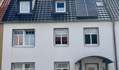 Energy-efficient terraced house with a photovoltaic system and a rental apartment.