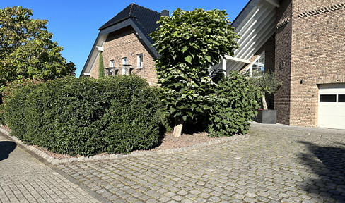 Representative 145 m² premium office space (+ 55 m² attic option) and 100 m² ground-floor showroom.