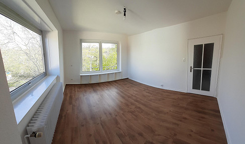 Bright, light-filled 3-room apartment.