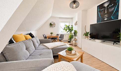 schöne 2 Zimmer DG-Wohnung, frei ab 01.12.
