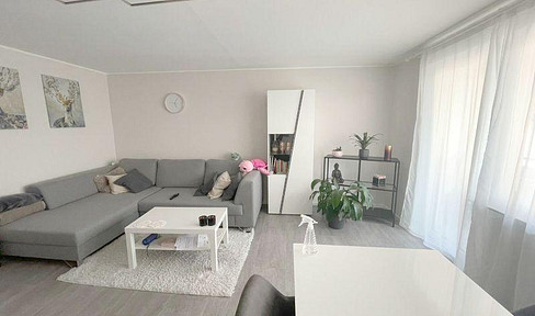 Beautiful, spacious 2-room apartment with a south-facing balcony, fitted kitchen, and elevator in the central district of Ludwigsburg.