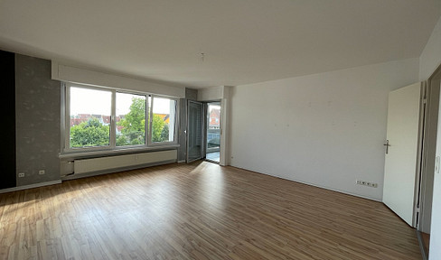 Energy-efficiently renovated, with low heating costs: bright 3-room apartment with a sunroom and a garage.
