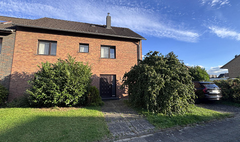 Detached house with a lovely garden, in a good location.