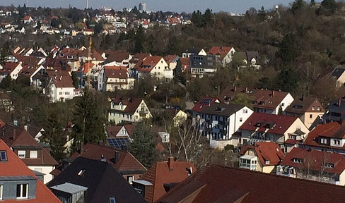 Close to the city, yet secluded and surrounded by greenery: A bright, quiet 3-room apartment.