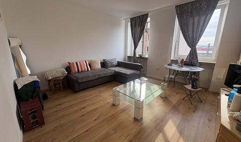 Second occupancy after renovation / 2-room apartment with fitted kitchen in a central location in Fürth.