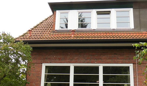 Klassischer Rotklinker mit alten Stilelmenten - DHH in Hamburgs Norden