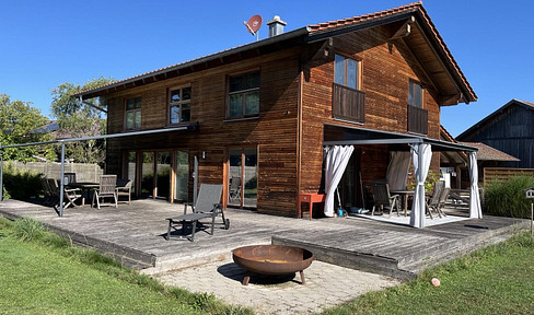 Modernes Holzhaus in dörflicher Lage Nähe Chiemsee