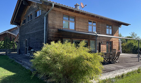 Modernes Holzhaus in dörflicher Lage Nähe Chiemsee