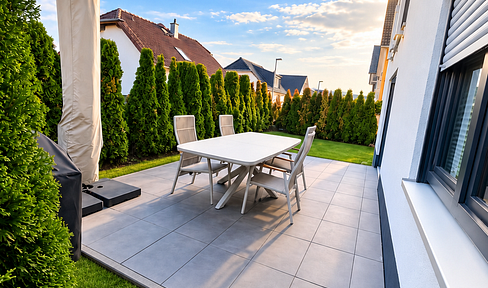 Exklusive Terrassen Wohnung mit ca. 50 qm Garten