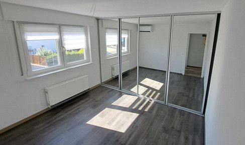 Sunny 2-room apartment with air conditioning.