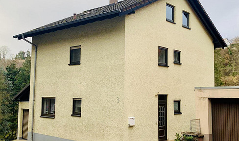 Großes Ein- bis Zweifamilienhaus mit Balkon, Terrasse und Garage