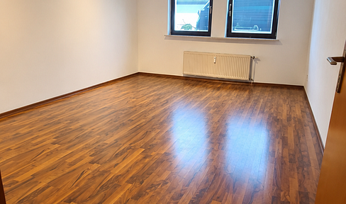 Bright, well-maintained 2-room apartment with kitchen and bathroom.