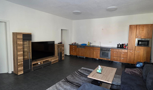 Completely renovated apartment with a new fitted kitchen, ideal for a single person.