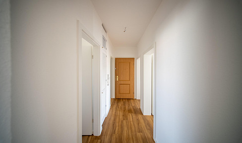 Erstbezug nach Komplettsanierung – 4-Zi.-Wohnung mit Balkon & neuer Klimaanlage in Bitterfeld