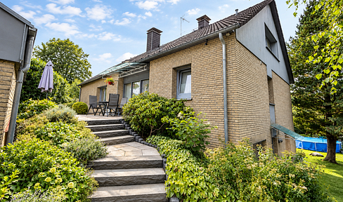 Spacious single-family home with a gallery, geothermal heating, and approximately 2,050 square meters of land.