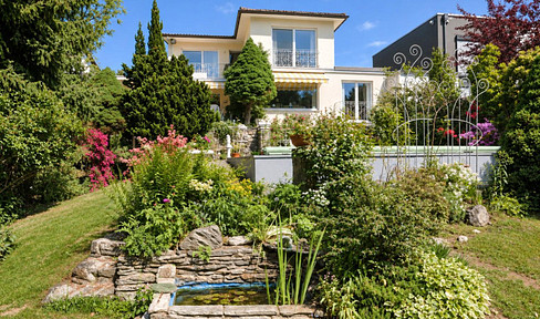>700 m² in a "perfect location!" with a large house that can be renovated or redesigned.