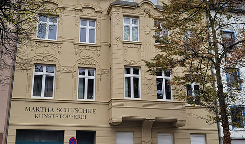Today: Experience life in a stunning Art Nouveau building with high ceilings! Located near Bilk S-Bahn station and the Düsseldorf Arcaden shopping center.