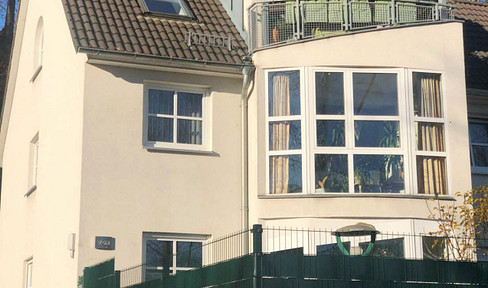 Bright apartment near the castle lake.