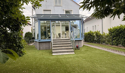 Charming single-family house with a bright, sunlit conservatory, situated on an idyllic property.
