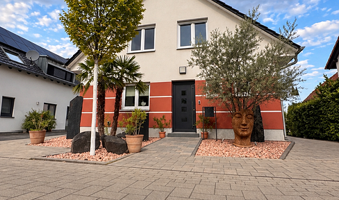 Neuwertiges Haus mit Pool in verkehrsberuhigter Straße