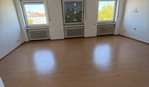 3-Zimmer-Wohnung im 4. OG mit Aufzug – mit Raum für eigene Ideen in zentraler Lage von Nürnberg