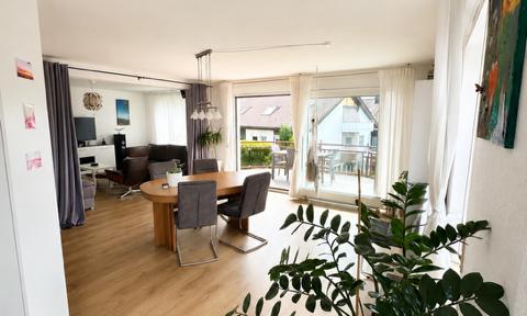 Spacious 5-room apartment with two balconies in Böblingen.