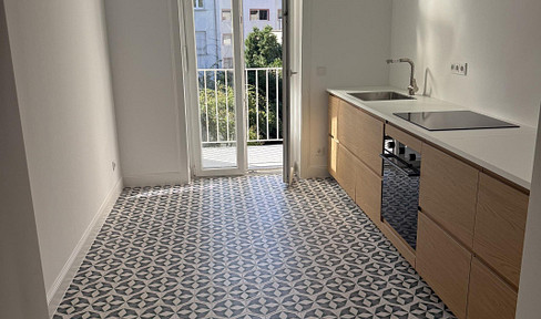 Stylish pre-war apartment (100 sqm) - 4 rooms with herringbone parquet flooring and historical details in Offenbach.