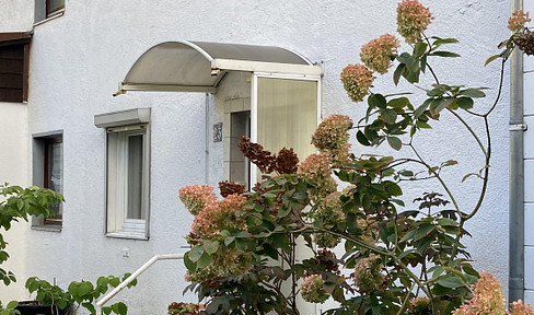 Ready-to-move-in terraced house in Hannover-Kichrode, with a leasehold agreement updated until 2072, offered privately.