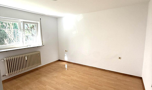 Renovated apartment ideal for commuters, students, featuring a fitted kitchen and a bathroom with natural light.