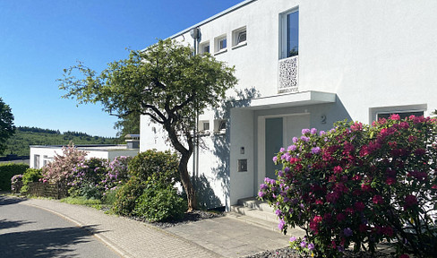 Detached/Semi-detached house with a representative loft-style office space | Scenic views | Garden | Solar panels | Privacy.