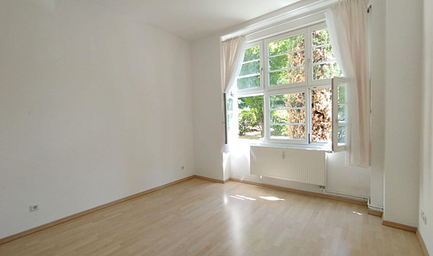 Zentral gelegene Wohnung im Kulturdenkmal mit parkähnlichem Innenhof & Loggia, provisionsfrei!