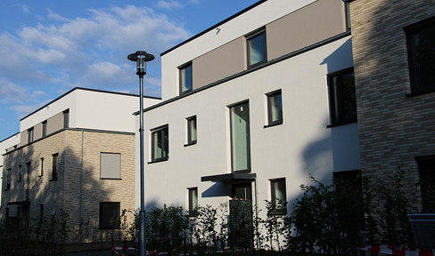 2-room apartment in an ideal location near the "Bunter Garten" park, featuring a terrace, garden access, and a parking space.
