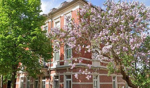 Historic, protected apartment in Radebeul-Ost – available immediately, no agency fees, with a 5% potential for rent increase.