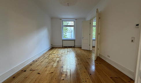 3.5-room apartment in the Nordend district, featuring a balcony, fitted kitchen, and 3-meter high ceilings.