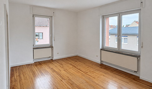 Bright, renovated 3-room apartment with fitted kitchen, garden access, and parking options, located centrally in Ettlingen.