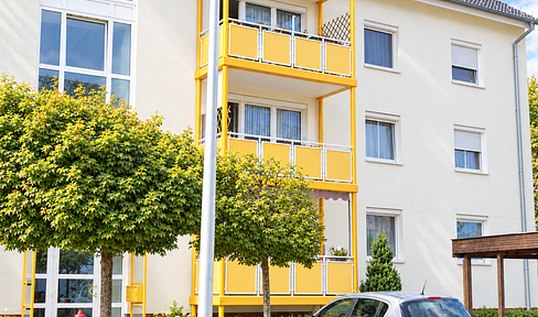 Well-maintained 5-room apartment with high-quality finishes, genuine hardwood parquet flooring, and a private carport.