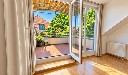 Modernisierte 3-Zimmer Dachgeschosswohnung mit großem Balkon & Tiefgarage in Velten