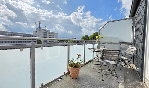Unusual 2.5-room apartment with a large sun balcony, bathroom with bathtub and shower, and genuine hardwood parquet flooring.