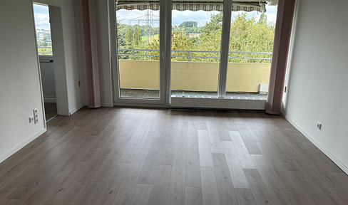 Renovierte 2-Zimmer Wohnung mit EBK, Balkon und Weitblick