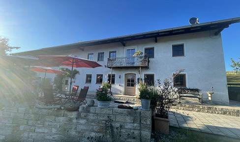 Ehemaliges landwirtschaftliches Anwesen mit großem Grundstück von Privat