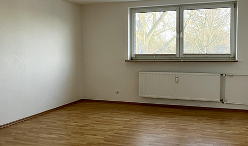 Accessible living near Klenzepark: 40m², new fitted kitchen, garage, elevator, and cellar.