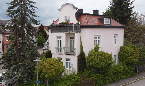 Mehrgenerationenhaus: Jugendstil-Villa von 1900, drei abgeschlossene Wohnungen, drei Garagen