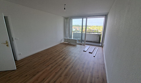 Partially renovated 2-room apartment in a good location.