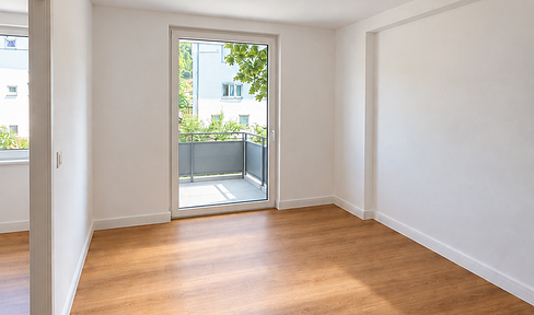 Completely renovated 3-room apartment (no realtor fees).